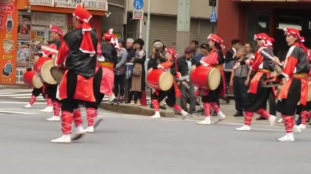 Dzieci tańczące podczas festiwalu Nihonbashi-Kyobashi Matsuri w Tokio Japonia — Wideo stockowe