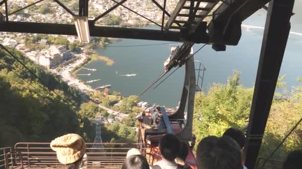 De mening van de mensen die wachten op de kabelbaan in Japan — Stockvideo