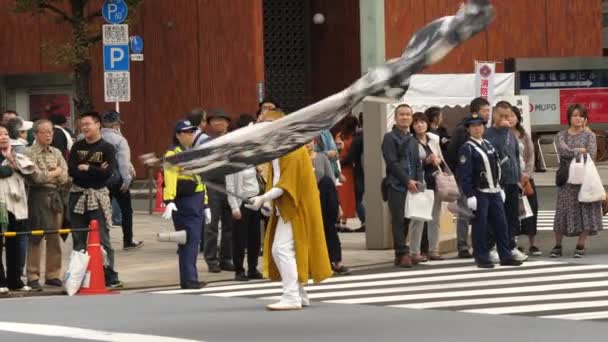 En gammal man viftar med polerna på Nihonbashi-Kyobashi Matsuri festivalen i Tokyo — Stockvideo