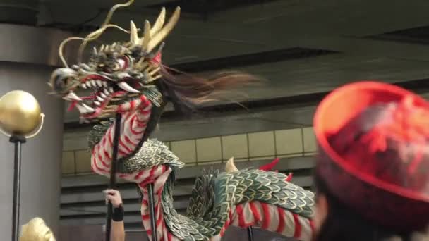 在日本东京举行的金球会上，一条龙紧跟在金球后面 — 图库视频影像