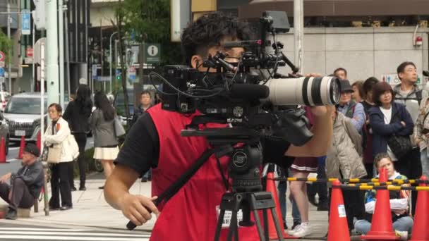 Оператор, освещающий фестиваль Nihonbashi-Kyobashi Matsuri в Токио — стоковое видео