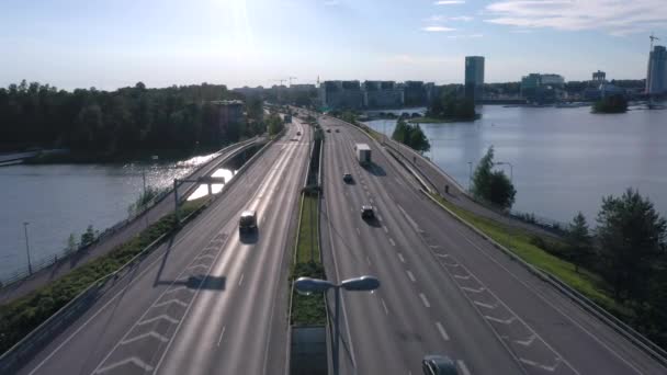 Vista aérea das lâmpadas de rua na ponte de Lauttasaari, em Helsínquia Finlândia — Vídeo de Stock