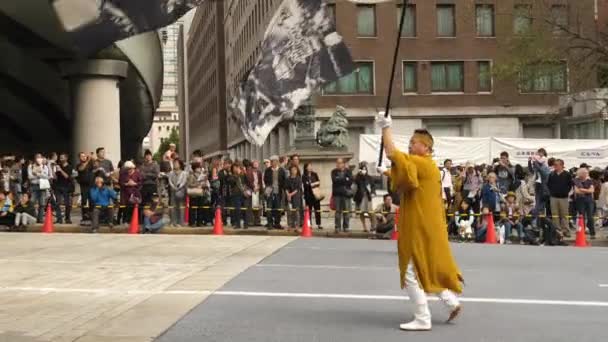 Gelbe Kimonos, die der alte Mann während des Nihonbashi-Kyobashi Matsuri-Festivals trägt — Stockvideo