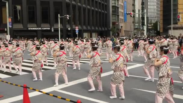 Женщины в белых кимоно на фестивале Nihonbashi-Kyobashi Matsuri в Токио — стоковое видео