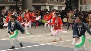 Dansçılar Nihonbashi-Kyobashi Matsuri festivali sırasında mutlu bir şekilde dans ediyorlar.