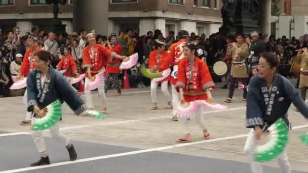 Les danseurs dansent avec joie pendant le festival Nihonbashi-Kyobashi Matsuri — Video