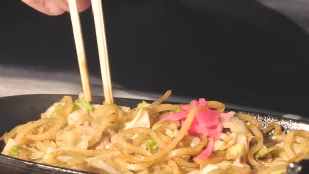 Olhada mais atenta do macarrão que está sendo comido pelo turista no Japão — Vídeo de Stock
