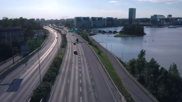 ヘルシンキのラウタサーリ橋の空中ドローン撮影 — ストック動画
