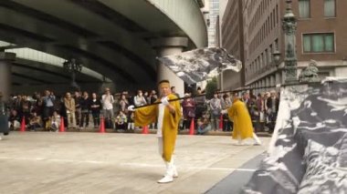 Nihonbashi-Kyobashi Matsuri festivalinde bir sürü insan sokaklardan izliyor.