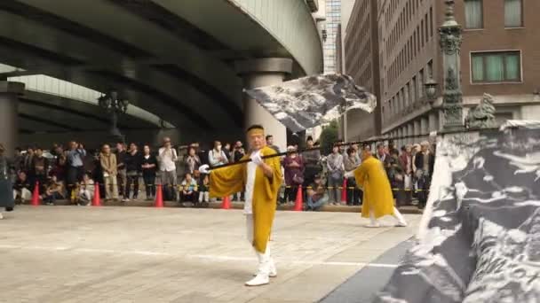 Massor av människor tittar på gatorna i Nihonbashi-Kyobashi Matsuri festival — Stockvideo