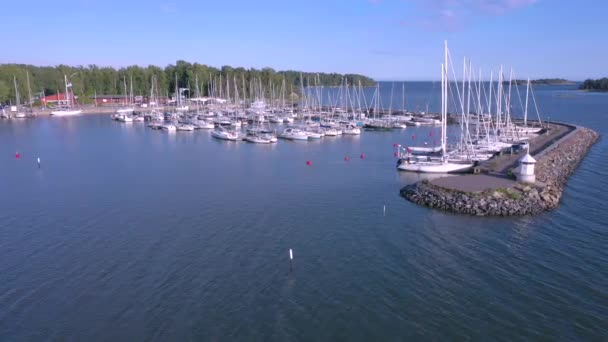 फिनलैंड की खाड़ी में बाल्टिक सागर में नावों का डॉकिंग क्षेत्र — स्टॉक वीडियो