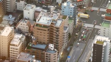 Japonya 'daki Gökyüzü Kulesi' nden Tokyo caddesinin hava akşam görüntüsü.