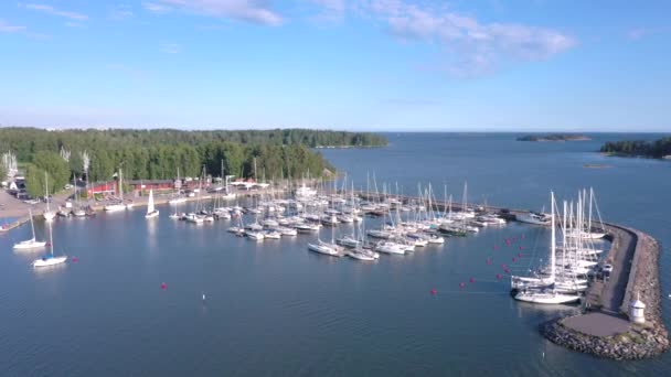 Вид на маленькі човни в причалі Балтійського моря в Гельсінкі.. — стокове відео