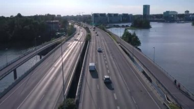 Helsinki 'de Lauttasaari' de köprüden geçen arabalar