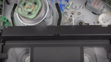 Bir vhs kaseti yerleştirilirken bir videonun içinde gösterilen yakın çekim görüntüsü.