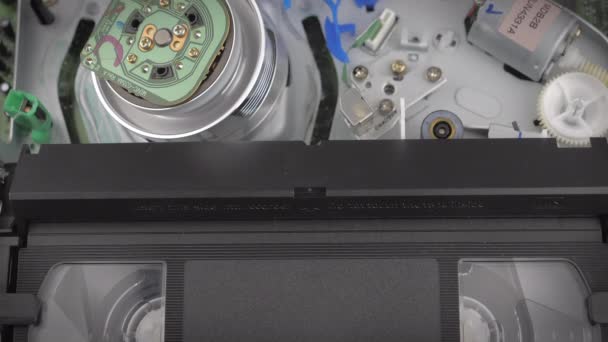 Nahaufnahme, die eine Videokassette zeigt, während eine vhs-Kassette eingeschoben wird. — Stockvideo