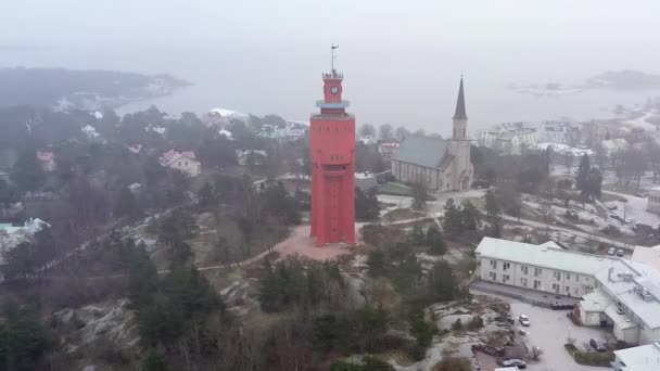 Úžasný záběr na červenou vodárenskou věž ve Finsku Hanko. — Stock video