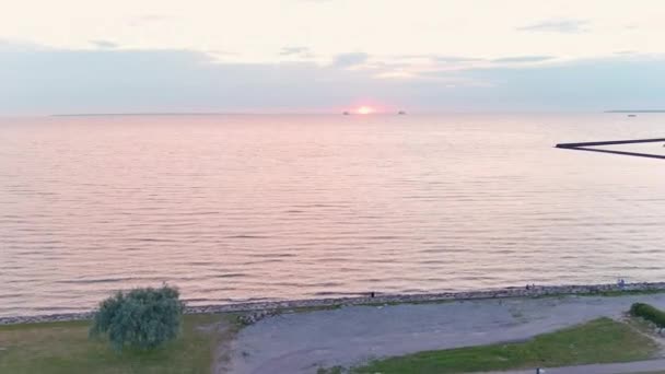 Idilliaca ripresa aerea di una limousine con il mare baltico sullo sfondo. — Video Stock