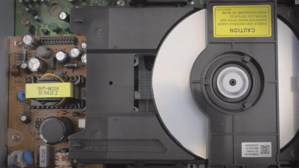 Primer plano mostrando el interior de un reproductor de DVD mientras se reproduce un DVD. — Vídeo de stock