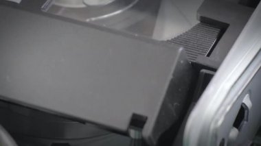Bir VCR oynatıcısının içinde görüntülenen yakın çekim.