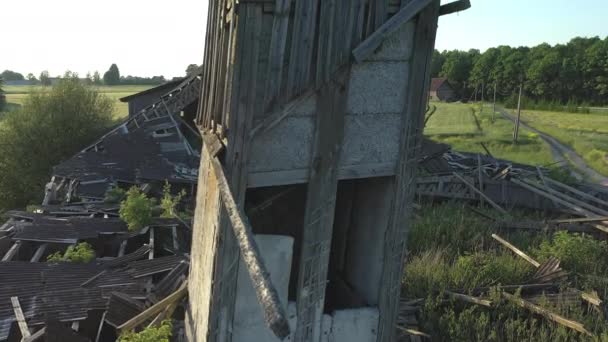 Drohnenschuss eines verlassenen Viehstalls verfällt langsam. — Stockvideo