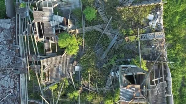 Tiro aéreo de um telhado arruinado de um edifício agrícola soviético. — Vídeo de Stock