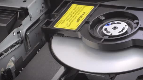 Nahaufnahme einer DVD, die in einen DVD-Player eingelegt wird. — Stockvideo