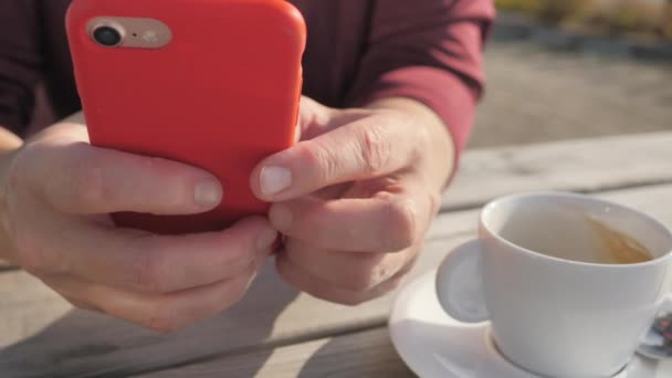 Den röda höljet i mobiltelefonen medan damen text.4k — Stockvideo