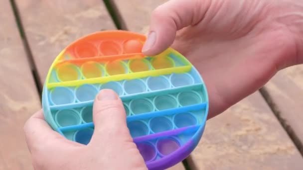 Nahaufnahme einer Person, die ein Pop-it-Spielzeug genießt. — Stockvideo