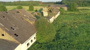 Unutulmuş bir Sovyet sığır ahırının hava görüntüsü..