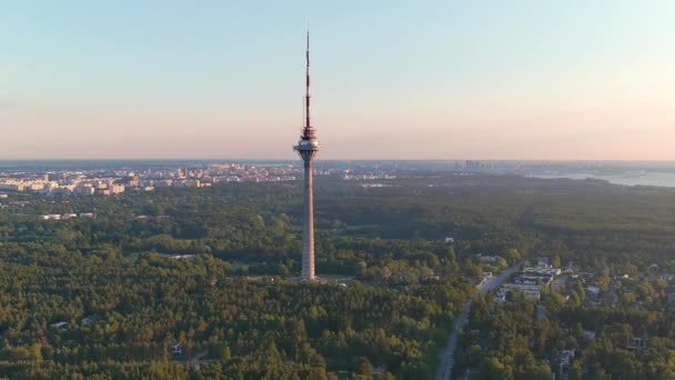 Idylliczny obraz drona wieży telewizyjnej w Tallinie Estonia. — Wideo stockowe