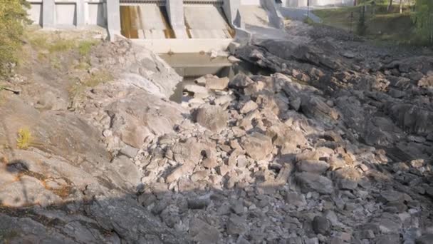 Le enormi rocce del fiume nella diga di Imatrankoski. Imatra. — Video Stock