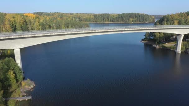 Pohled na dlouhý most v jezeře Saimaa s modrou vodou ve Finsku. — Stock video