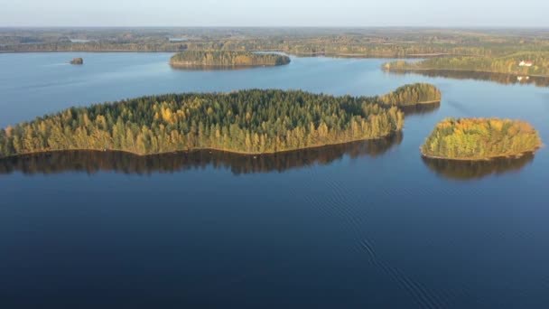 As ilhas com as árvores no enorme Lago Saimaa em Finland.geology shot.4k — Vídeo de Stock