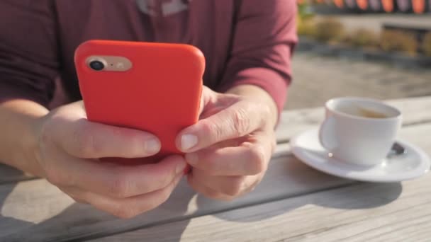 Der Blick der Dame, die ihr Handy außerhalb des Cafés benutzt.4k — Stockvideo