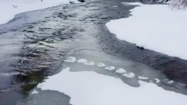 Nehirdeki akan suya yakından bak.