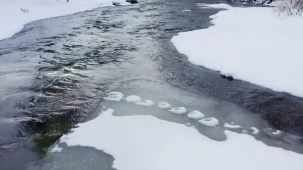 Lo sguardo più da vicino dell'acqua corrente sul fiume — Video Stock