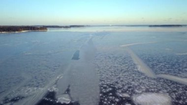 Helsinki 'deki yat limanının donmuş deniz suyu.
