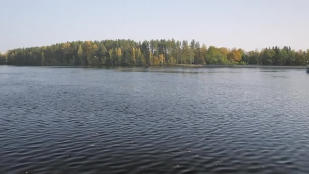 Saimaa Gölü 'ndeki Vouksi nehri üzerinde uzun bir köprü var. Resim. — Stok video