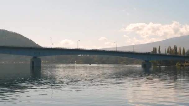 Die lange Brücke über den Kawaguchi-See in der Nähe des Mt. Fuji in Japan — Stockvideo