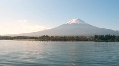 Kawaguchi Gölü 'nün mavi suları. Fuji Japonya 'da