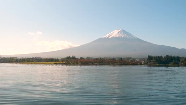 Les eaux bleues du lac Kawaguchi près du Mt. Fuji au Japon — Video