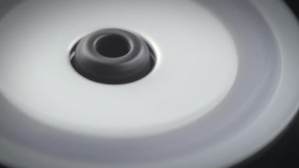 Close-up shot van een dvd-drive die in een vcr beweegt. — Stockvideo