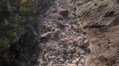 Imatrankoski barajındaki kurak nehirdeki kaya tüfeklerinin manzara manzarası. Nehirdeki akıntılar damlacıklar.jeoloji pompasından akacak.