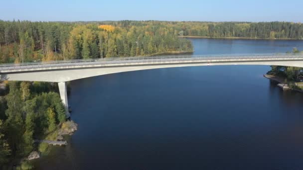 Die Luftaufnahme der langen Brücke über den Saimaa-See in Finnland. — Stockvideo