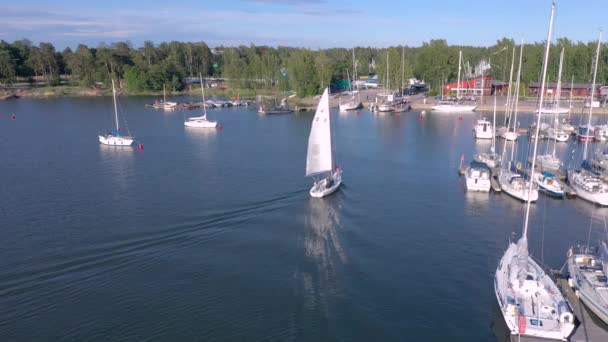 Un voilier blanc qui s'approche du port de la mer Baltique en Finlande — Video