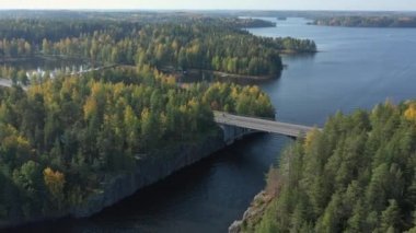 Finlandiya 'daki Saimaa Gölü manzarası. Etrafı ağaçlarla çevrili. Jeoloji pompalı tüfek.