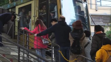 Japonya 'daki Kawaguchiko Tenjozan Parkı' ndan bir füniküler iniyor.