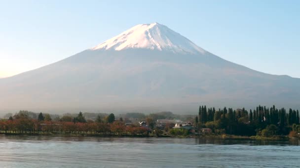 La forme du cône du Mt. Fuji en croisière sur le lac Kawaguchi au Japon — Video