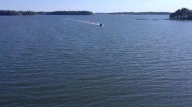 Helsinki 'de Baltık Denizi' nin sularında hızlı bir jet ski.